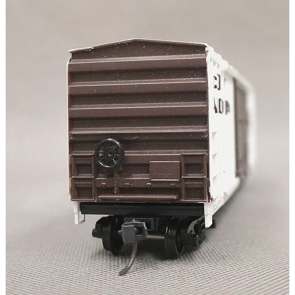 Athearn HO Scale McCloud River Railroad Company 50ft Box Car Knuckle Coupler